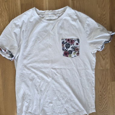 White T-shirt with floral pocket