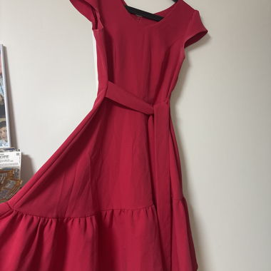 Rotes Kleid mit Taillengurt