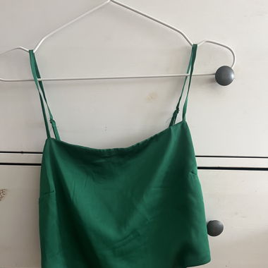 Grünes Top