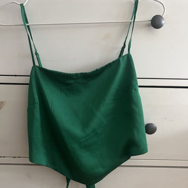 Grünes Top