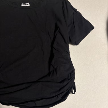 T-shirt noir avec fronces