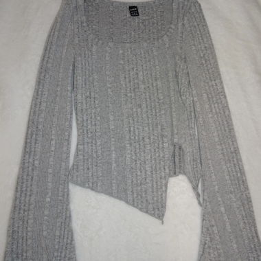 Graues Strick-Langarmshirt mit asymmetrischem Saum