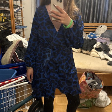 Robe bleue à imprimé léopard