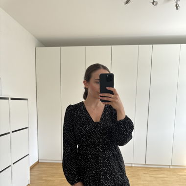Schwarzes gepunktetes Kleid mit Rüsche S