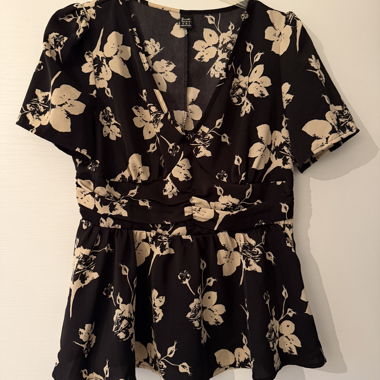 Blusa floreale nera e beige