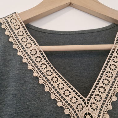 T-Shirt mit Ausschnitt aua Spitze