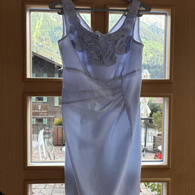 Gestreiftes ärmelloses Kleid