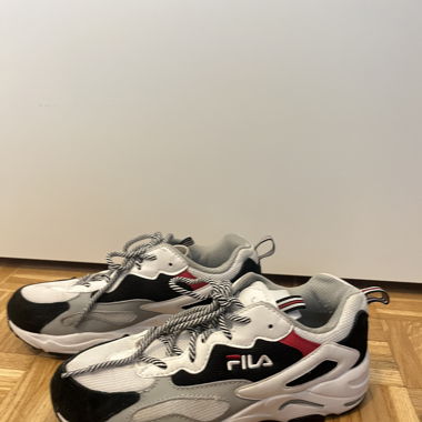 Baskets fila blanches, rouges et noires 