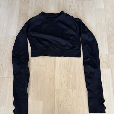 Black long-sleeve sport crop top