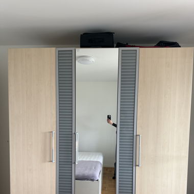 Grosser Kleiderschrank mit Spiegeltür