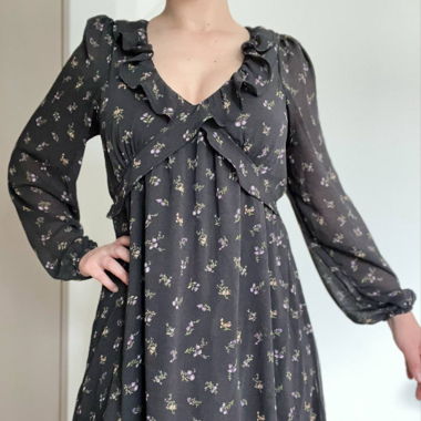 Langärmeliges geblümtes Kleid