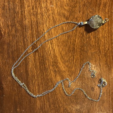 Collier avec pendentif en pierre précieuse 