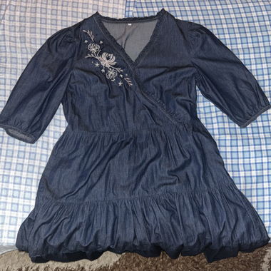 Robe en jean style avec broderie florale taille 44