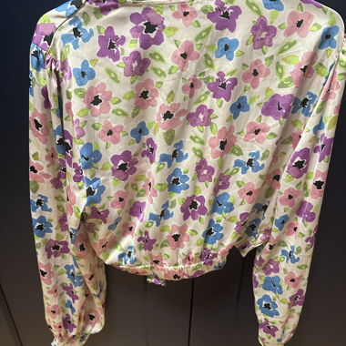 Blumen-Crop-Top mit Knoten
