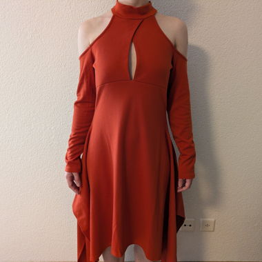 "Hexenkleid" mit raffinierten Cut-Outs