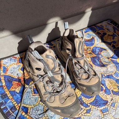 Sneaker da trekking beige con supporto alla caviglia