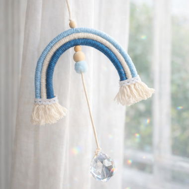 Attrape-soleil arc-en-ciel en macramé