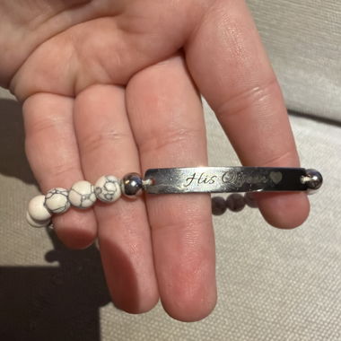 Verstellbares Perlenarmband mit Gravur