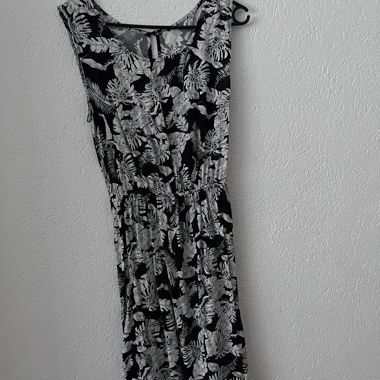 Sommerkleid mit Blattmuster