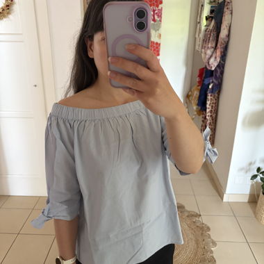 Blusa azzurra chiara con spalle scoperte