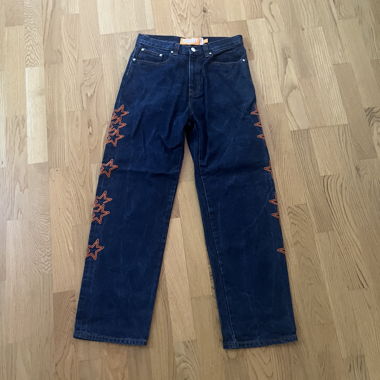 Jeans in denim blu con stampa a stelle