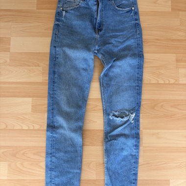 Zara Jeans mit Riss