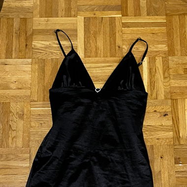 Kurzes schwarzes Kleid 