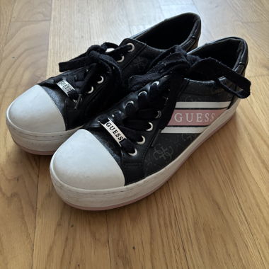 Guess Sneakers schwarz/rosa