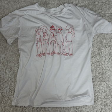 T-shirt bianco con stampa di figure rosse