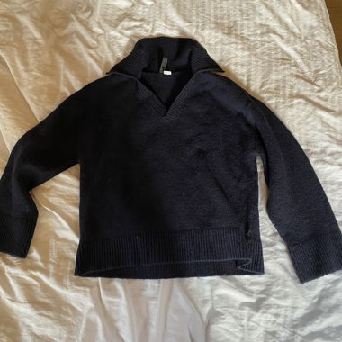 Dunkelblauer Strickpullover mit Kragen