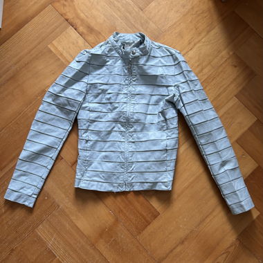 Veste en cuir bleu clair inspirée des années 2000 (Y2K)