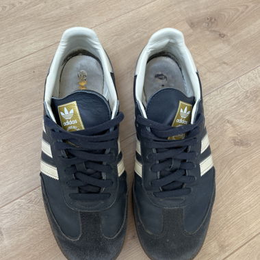 Adidas navy Sneakers mit weissen Streifen