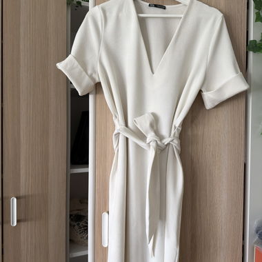 Robe blanche ceinturée