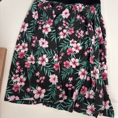Jupe noire à fleurs
