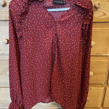 Rote Bluse mit Punkten
