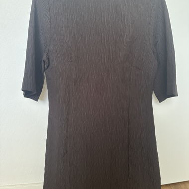 Dunkles Kleid mit 3/4 Aermeln