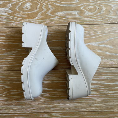 Bershka-Weiße Clogs