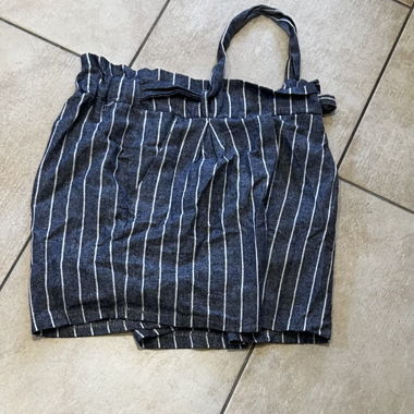 Navy and white striped shorts #stripes