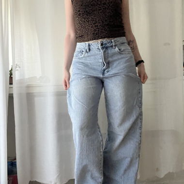 Loose light blue jeans