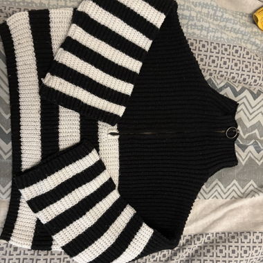 Pull zippé et jupe 