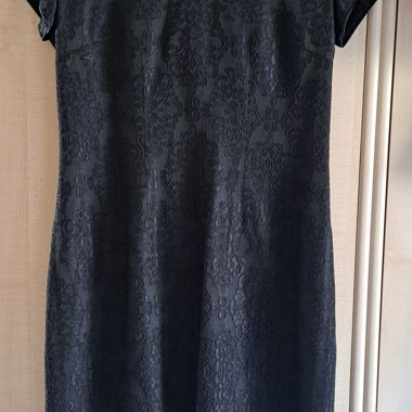Schwarzes Spitzenkleid kurzarm