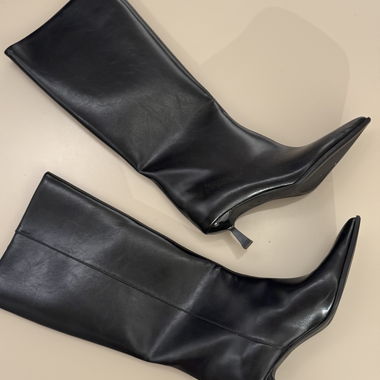 Schwarze kniehohe Stiefel