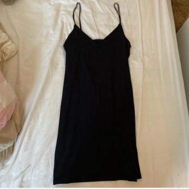 Robe noire à fines bretelles spaghetti