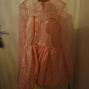 Robe rose en dentelle