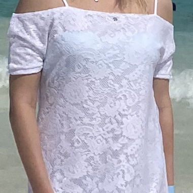 Robe blanche en dentelle à épaules dénudées