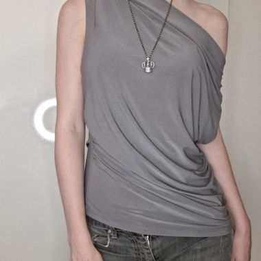 Haut gris à une bretelle