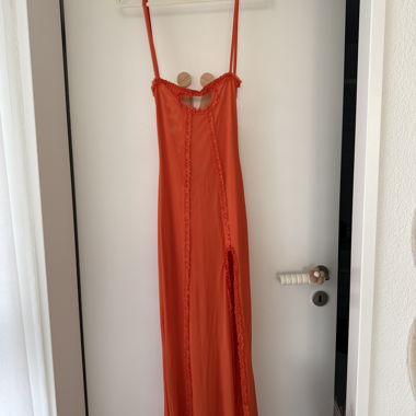 Orange Spaghettikleid mit Schlitz
