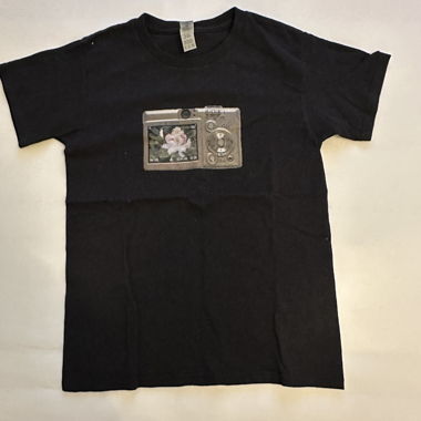 Schwarzes T-Shirt mit Kamera-Motiv
