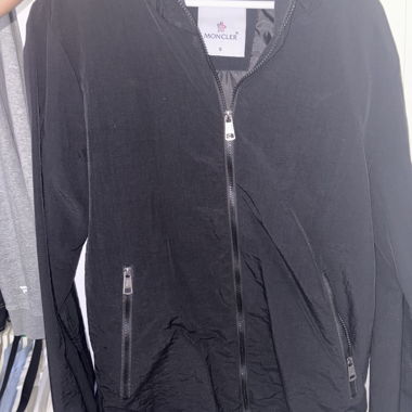 Moncler schwarze Kapuzenjacke