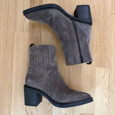 Taupe Wildleder-Halbstiefel mit Absatz